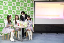 e-Taxを体験する＝LOVEメンバー。