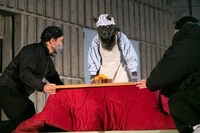 こたつ布団を丁寧に元に戻すオオカミ。（撮影：音楽ナタリー）