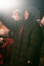 新しい学校のリーダーズのライブを客席で観る詩羽。（撮影：音楽ナタリー）