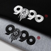 時計モチーフの9090ロゴ。