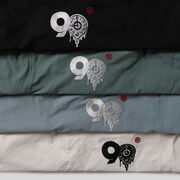 時計モチーフの90ロゴ。