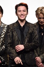 はにかむ川西拓実。