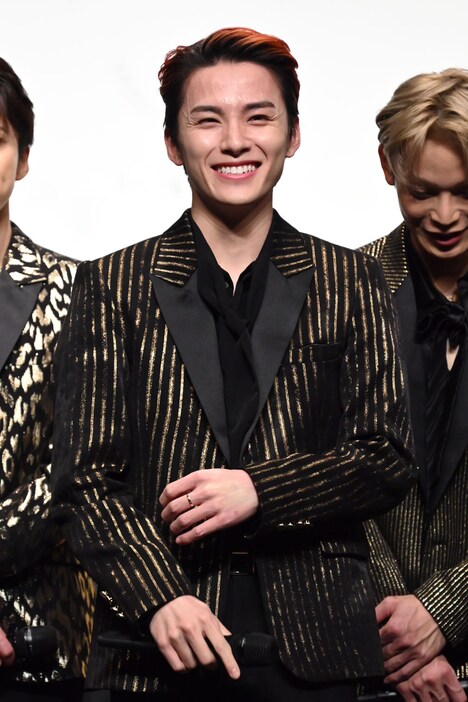 はにかむ川西拓実。