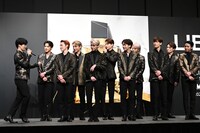 木全翔也（左）のトークに耳を傾けるメンバー。