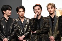 川西拓実のトークを見守るメンバー。