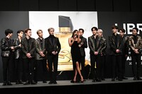 ローラがJO1のために選んだフレグランスを発表する様子。