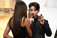 ローラのために選んだフレグランスを解説する佐藤景瑚（右）。