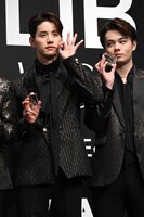 ローラの「オッケー」ポーズを作る佐藤景瑚と、それを見守る鶴房汐恩。