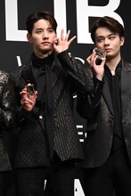 ローラの「オッケー」ポーズを作る佐藤景瑚と、それを見守る鶴房汐恩。