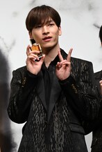 ピースする金城碧海。