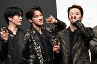 思い思いのポーズをする木全翔也、河野純喜、川西拓実。