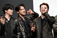 思い思いのポーズをする木全翔也、河野純喜、川西拓実。