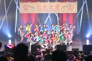 虹のコンキスタドール「全国美味いもの征服ツアー2023～おかわり編～」初日公演の様子。