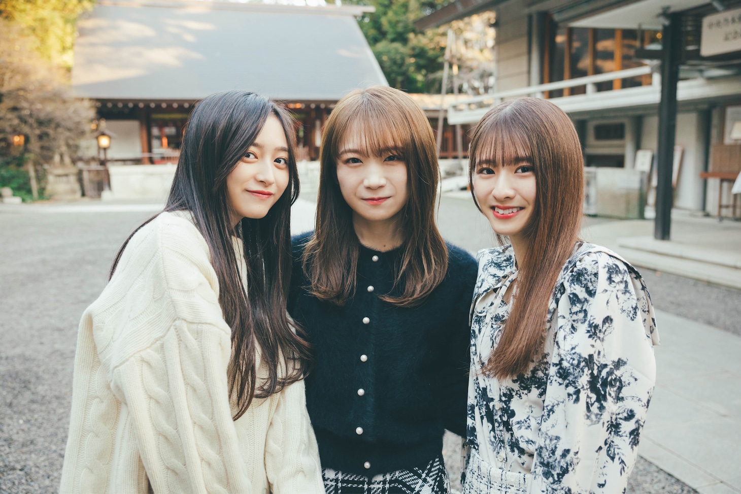 秋元真夏卒業記念写真集「振り返れば、乃木坂」より5期生とのカット。（撮影：東京祐）