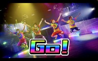 ゴールデンボンバー「踊るなよ -Do Not Dance-」MVのワンシーン。