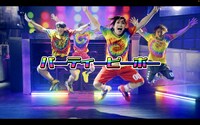 ゴールデンボンバー「踊るなよ -Do Not Dance-」MVのワンシーン。