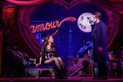 「ムーラン・ルージュ！ザ・ミュージカル」舞台写真 Karen Olivo as Satine and Aaron Tveit as Christian