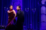 「ムーラン・ルージュ！ザ・ミュージカル」舞台写真 Karen Olivo as Satine and Tam Mutu as The Duke of Monroth
