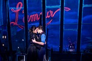 「ムーラン・ルージュ！ザ・ミュージカル」舞台写真 Karen Olivo as Satine and Aaron Tveit as Christian