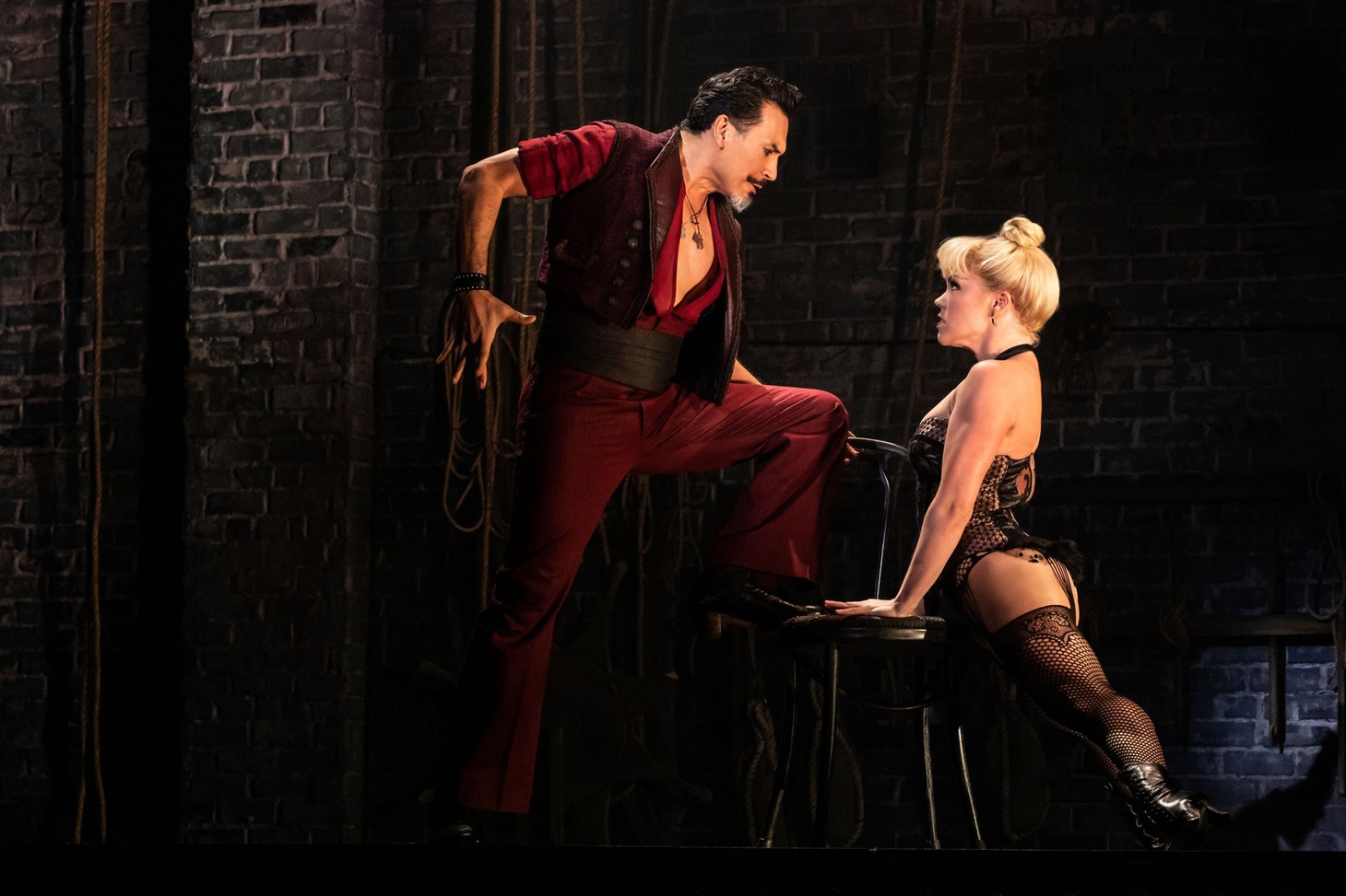 「ムーラン・ルージュ！ザ・ミュージカル」舞台写真 Ricky Rojas as Santiago and Robyn Hurder as Nini