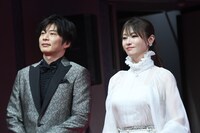 左から田中圭、深田恭子。