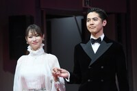 深田恭子をエスコートする片寄涼太（GENERATIONS from EXILE TRIBE）。