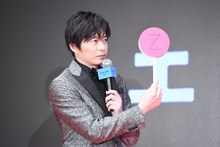 “Z”の札を上げる田中圭。