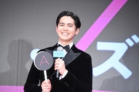 “A”の札を上げる片寄涼太（GENERATIONS from EXILE TRIBE）。