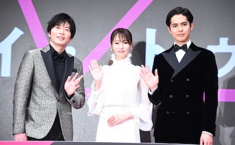 左から田中圭、深田恭子、片寄涼太(GENERATIONS from EXILE TRIBE)。