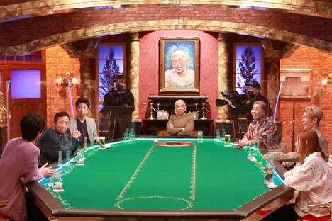 左手前から時計回りに高橋健介、市川猿之助、後藤輝基、松本人志、岩尾望、MIYAVI、薄幸。 (c)フジテレビ