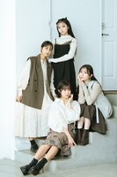 左から時計回りに南なつ、桐原美月、小川奈々子、福山梨乃。