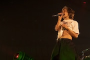 人気画像5位は「稲葉浩志、“愛”に始まり“愛”に終わった横アリ公演で『声の力はすごいと実感してます、まじで』」より、稲葉浩志(写真提供:VERMILLION RECORDS)