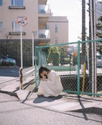 「暮chic」のアイテムを着用するカネコアヤノ。（撮影：木村和平）