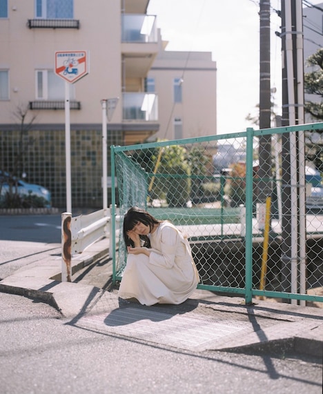 「暮chic」のアイテムを着用するカネコアヤノ。（撮影：木村和平）