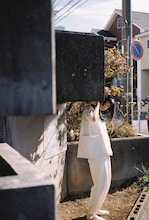 「暮chic」のアイテムを着用するカネコアヤノ。（撮影：木村和平）