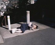 「暮chic」のアイテムを着用するカネコアヤノ。（撮影：木村和平）