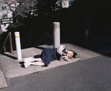 「暮chic」のアイテムを着用するカネコアヤノ。（撮影：木村和平）