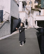 「暮chic」のアイテムを着用するカネコアヤノ。（撮影：木村和平）