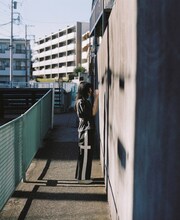 「暮chic」のアイテムを着用するカネコアヤノ。（撮影：木村和平）