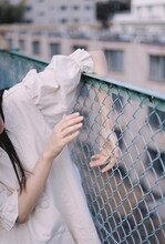 「暮chic」のアイテムを着用するカネコアヤノ。（撮影：木村和平）