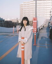 「暮chic」のアイテムを着用するカネコアヤノ。（撮影：木村和平）