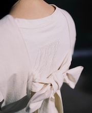 「暮chic」のアイテムを着用するカネコアヤノ。（撮影：木村和平）