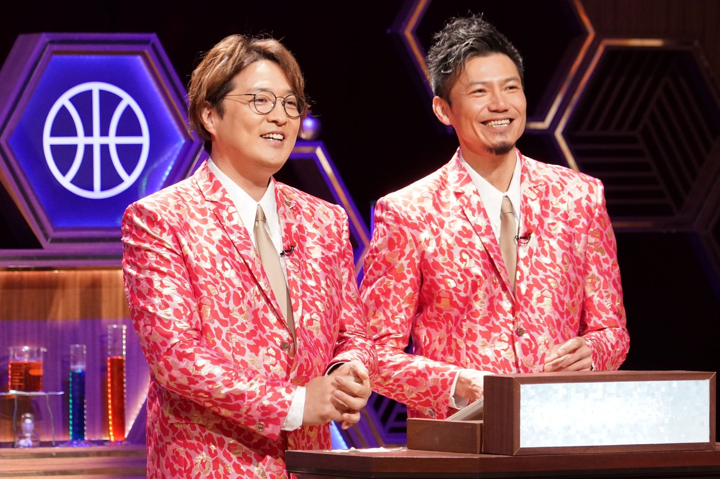 左から酒井一圭、岩永洋昭（純烈）。(c)日本テレビ