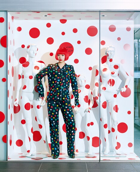 草間彌生の作品「水玉強迫」とあの。（撮影：矢吹健巳[W]）(c)マガジンハウス