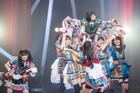 宙を移動する岡田彩夢（右上）。