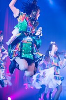 ジャンプする岡田彩夢。