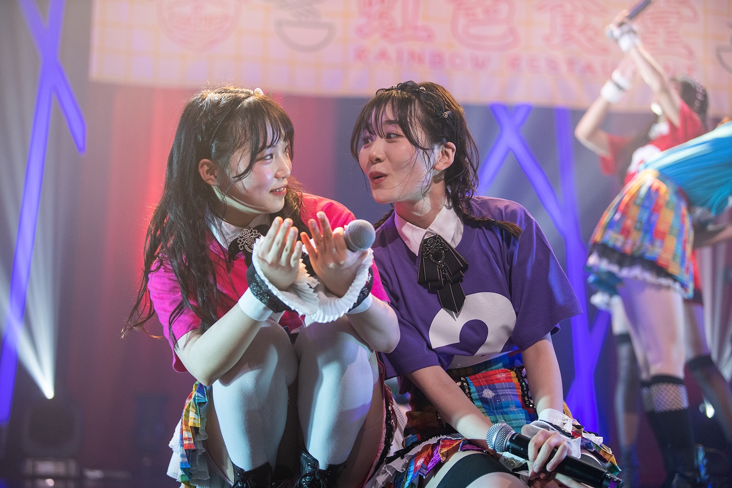 尾林結花（左）に迫る鶴見萌（右）。