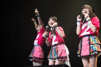 左から的場華鈴、尾林結花、川端優。