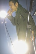 人気画像10位は「ザ・クロマニヨンズのツアーが今年も開幕、大熱狂のファンに甲本『みんながやるなと言ってもやるから』」より、甲本ヒロト(Vo)(撮影:柴田恵理)