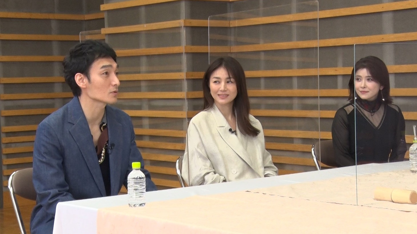 左から草なぎ剛、井川遥、宮澤エマ。(c)フジテレビ